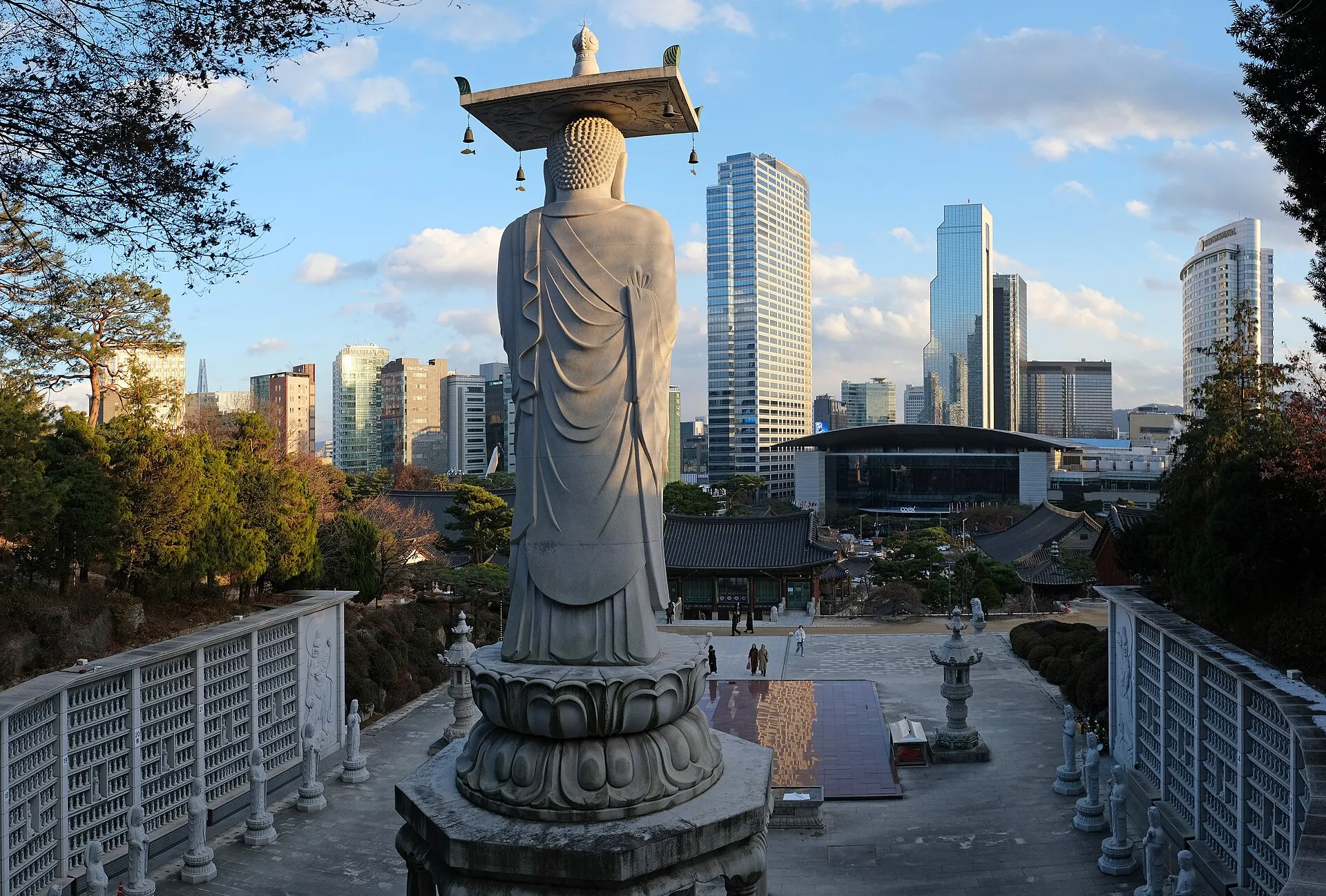 봉은사 미륵대불 — 도심 속 사찰(사진: Wikimedia Commons, CC BY-SA 4.0)