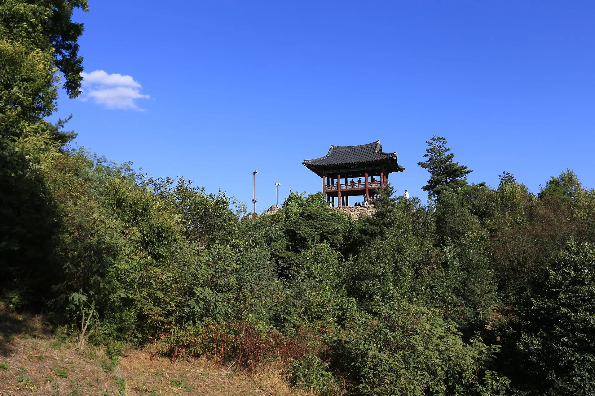 공산성 성곽과 누각 — 사진: Wikimedia Commons(CC BY-SA 4.0)